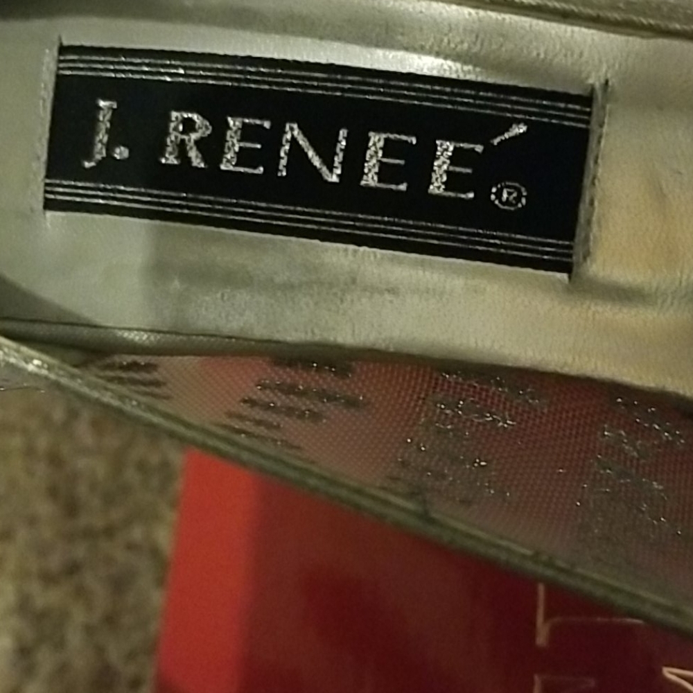 Beautiful silver pumps - Picture 4 of 7